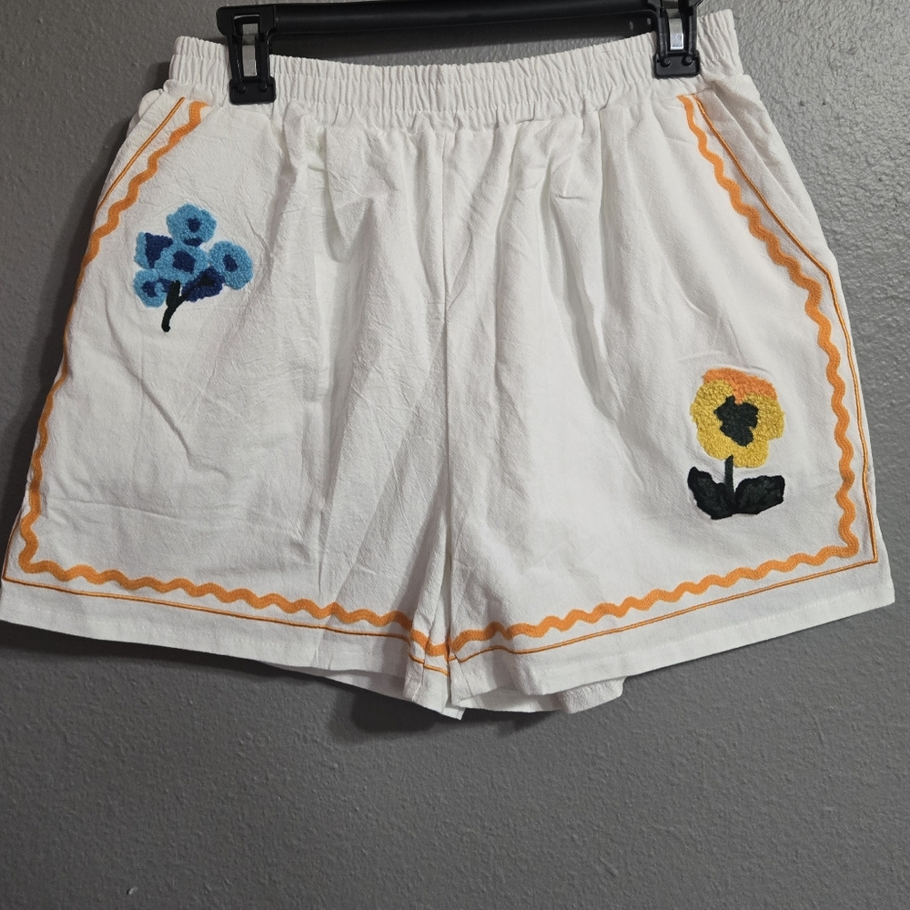 Boho Flower Embroidered White Shorts Size Medium